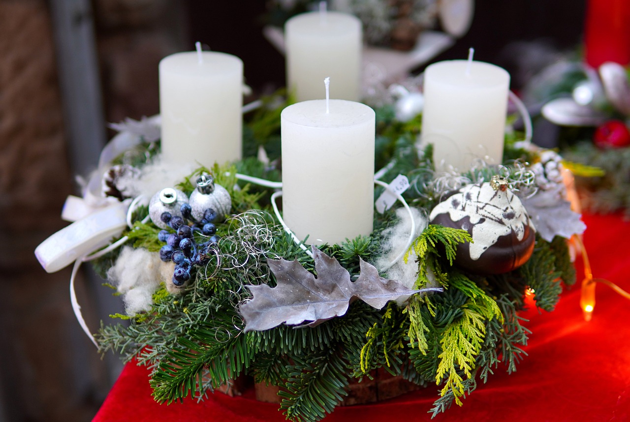10 Fun and Simple Holiday Gift Wrap Ideas
